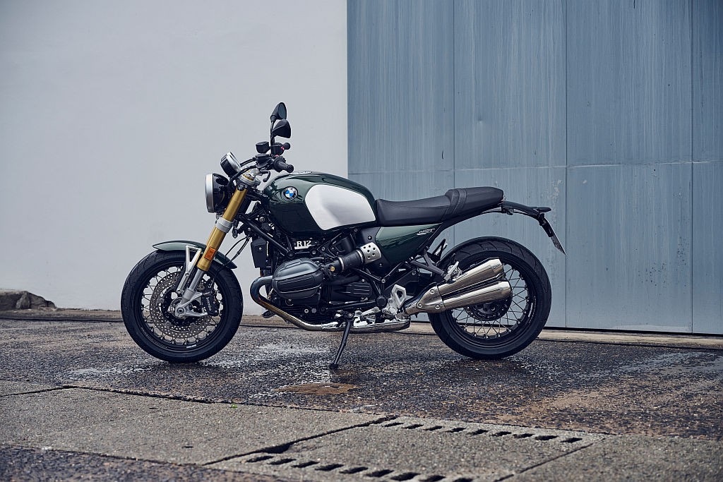 <div class='descrGalleryTitle'>BMW R12 NINET</div><div class='descrGalleryText'><p>Sulla versione Opzione 719 Alluminium, il faro "Headlight Pro" argento è sostituito dal&nbsp;faro nero.<br>
Anche in questo caso, la porta USB-C diventa parte dell'optional di&nbsp;fabbrica Connected Ride Control.</p>
</div>